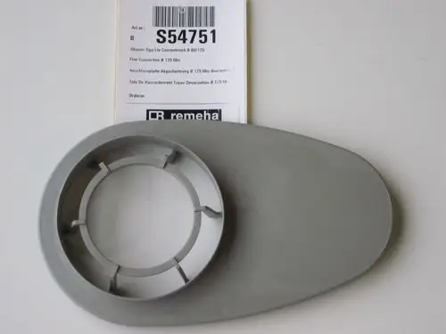 Grauer Anschlussdeckel für ein Abgasrohr, mit kreisrundem Inneren. Auf dem dazugehörigen Etikett sind die Markierung und die Art.Nr. der Marke Remeha abgedruckt.